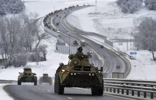 640x410 convoi vehicules blindes russes deplace long autoroute crimee mardi 18 janvier 2022 russie concentre environ 100 000 soldats chars autres armes lourde